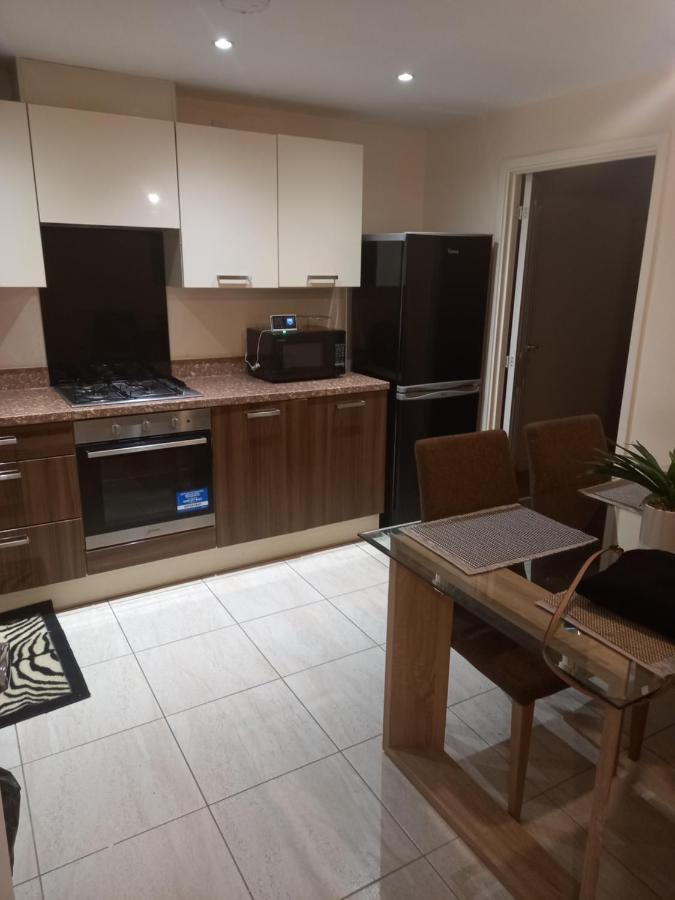 Immaculate 3 Bedroom Property. 노팅엄 외부 사진